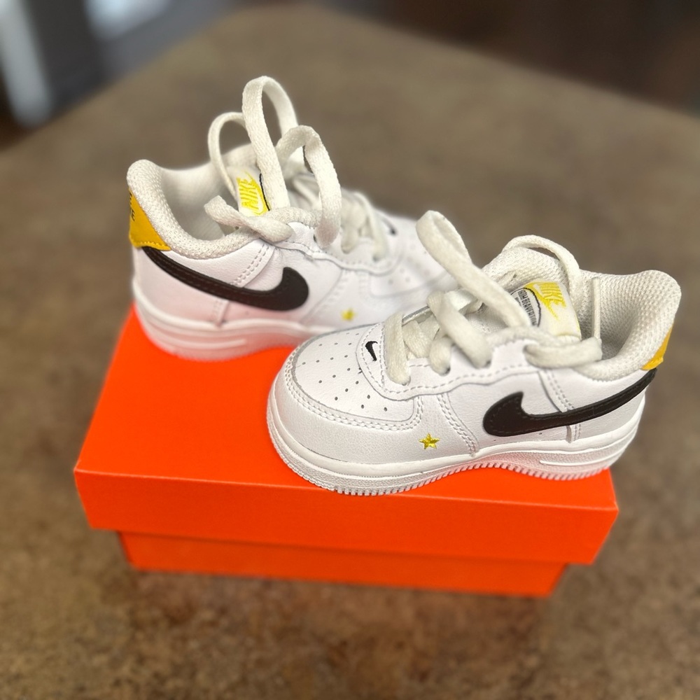 Tennis shoes